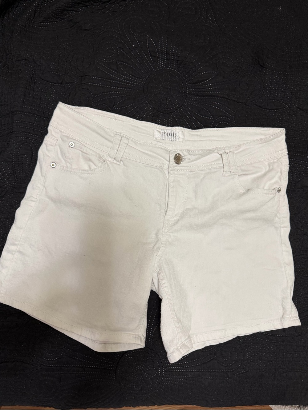 Women's White Denim Shorts with Classic Five-Pocket Styling